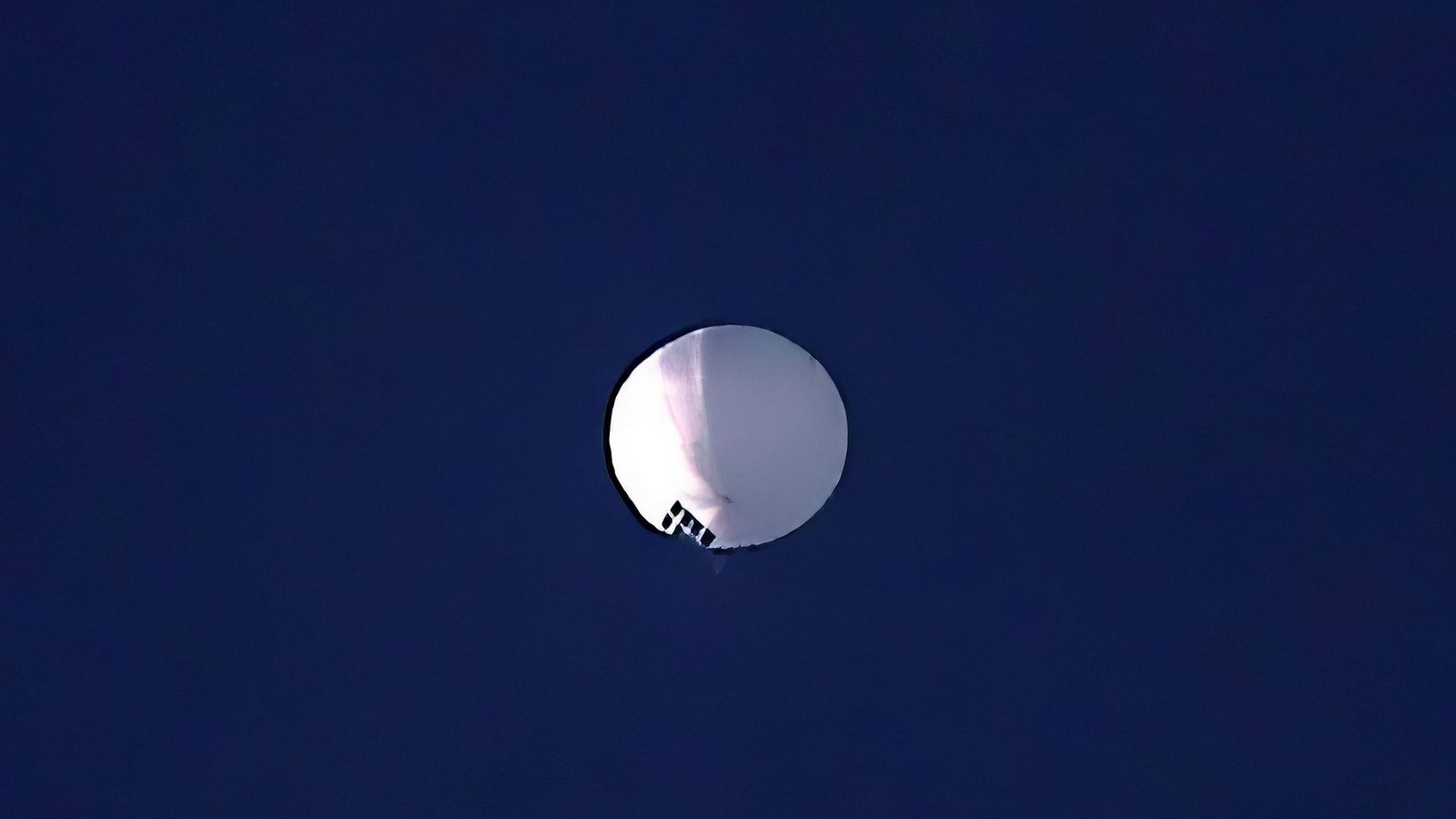 Das US-Militär hat über dem Norden der USA  einen chinesischen Spionageballon gesichtet. Die Flugbahn des Ballons wird laut Pentagon genau verfolgt. Eeine militärische Bedrohung oder Gefahr für Menschen am Boden gebe es jedoch nicht.Foto: Larry Mayer/The Billings Gazette/AP/dpa