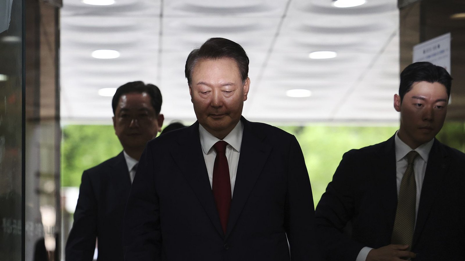 Der ehemalige südkoreanische Präsident Yoon Suk Yeol (Mi.) bei einem Gerichtstermin.Foto: Pool Reuters/AP/dpa/Kim Hong-Ji Der ehemalige südkoreanische Präsident Yoon Suk Yeol (Mi.) bei einem Gerichtstermin.Foto: Pool Reuters/AP/dpa/Kim Hong-Ji