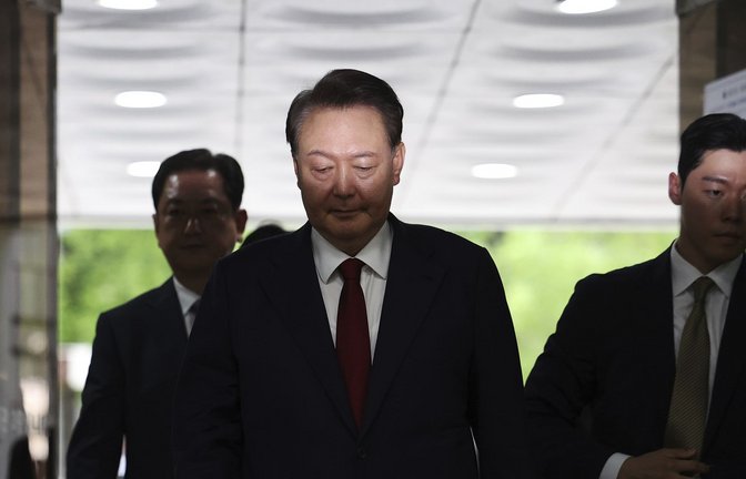 Der ehemalige südkoreanische Präsident Yoon Suk Yeol (Mi.) bei einem Gerichtstermin.<span class='image-autor'>Foto: Pool Reuters/AP/dpa/Kim Hong-Ji</span>