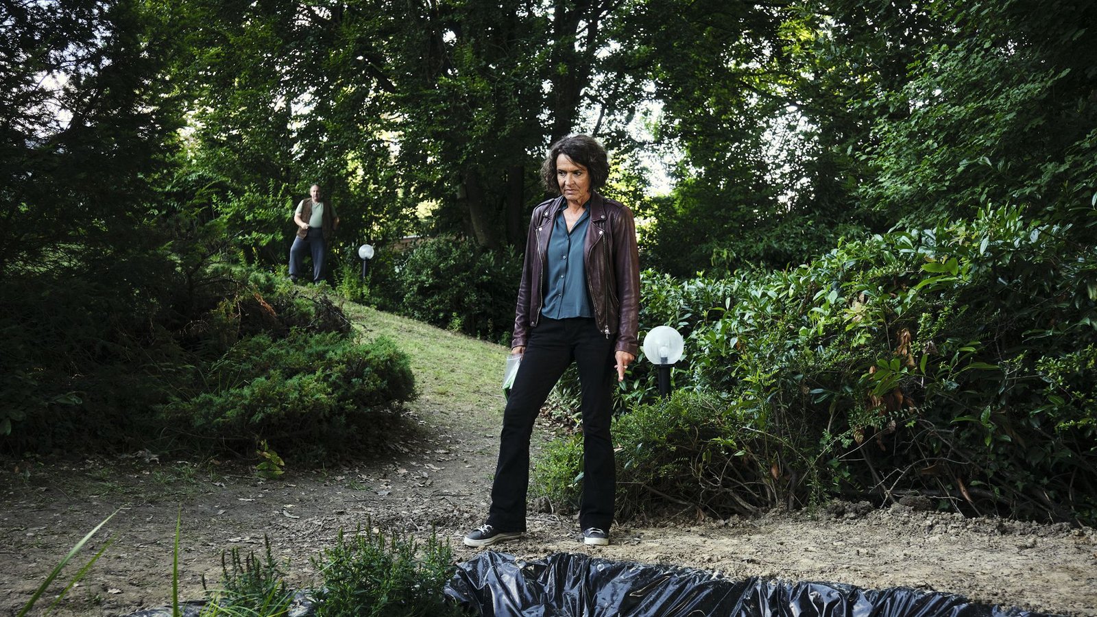 Kommissarin Lena Odenthal (Ulrike Folkerts) macht es stutzig, dass die beiden jungen Leute so plötzlich einen Gartenteich angelegt haben.Foto: SWR/Benoît Linder
