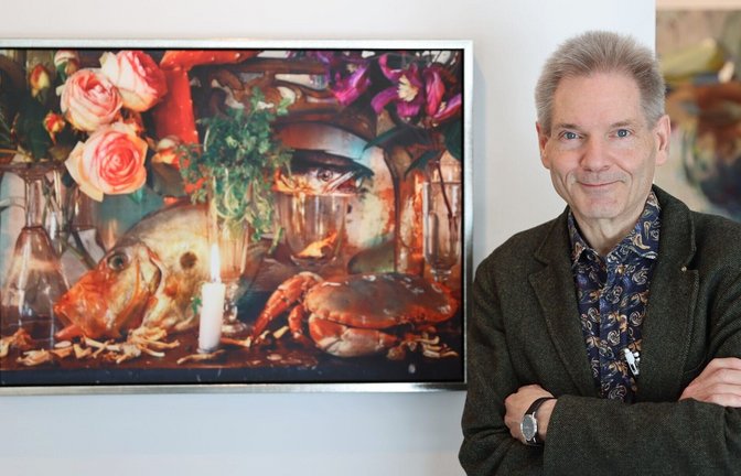 Günter Baumann mit einem Werk von Vera Mercer<span class='image-autor'>Foto: Schlossfestspiele Ludwigsburg/Esther Janiesch.</span>