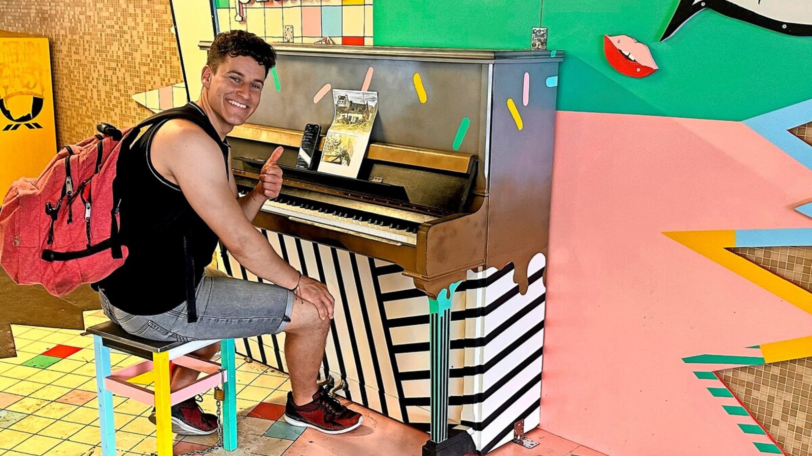 Begeisterter Open-Piano-Spieler an der Stadtbahnhaltestelle: SimeonFoto: Jan Sellner/  Begeisterter Open-Piano-Spieler an der Stadtbahnhaltestelle: SimeonFoto: Jan Sellner/