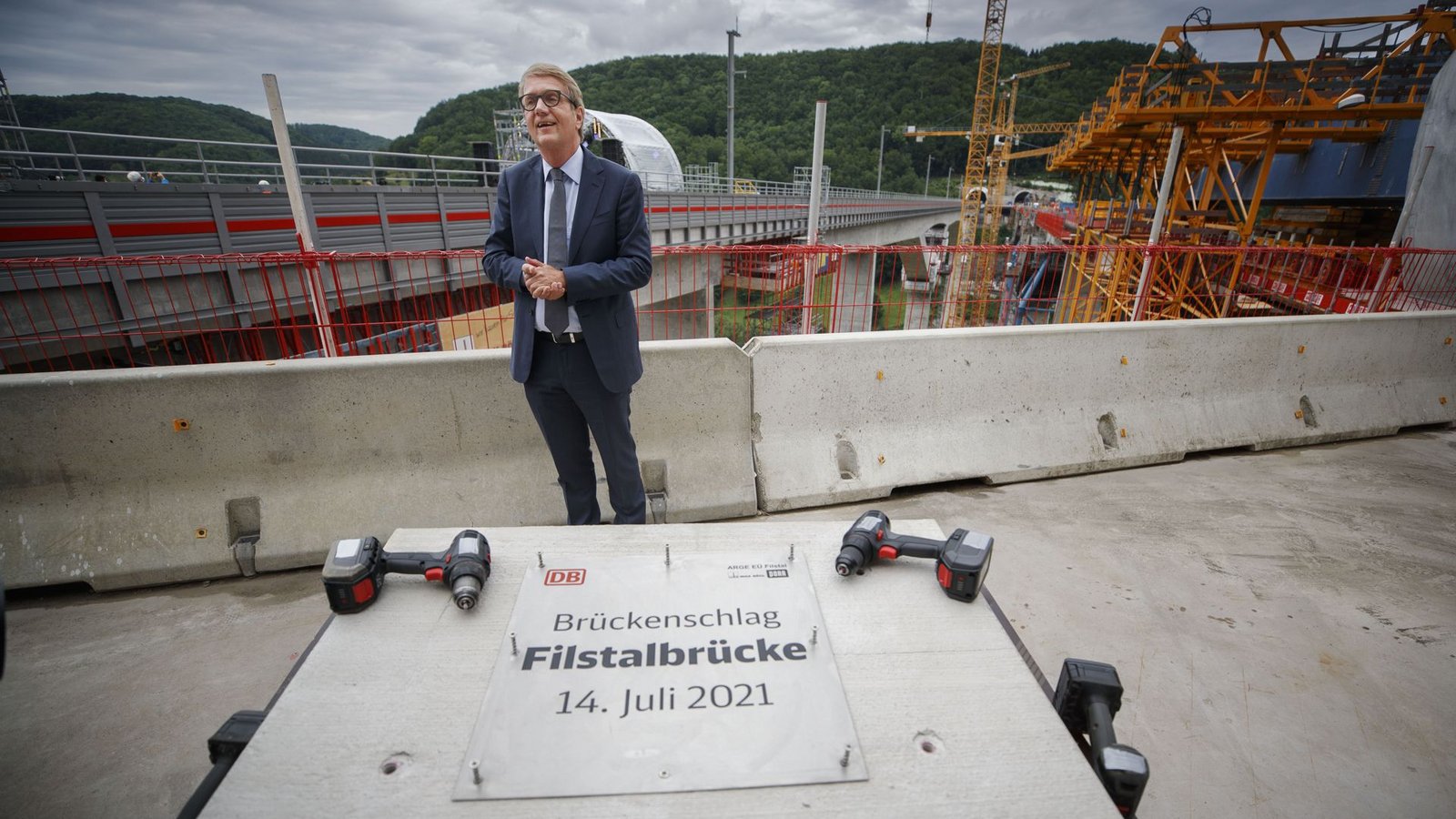 Zwischen den beiden Brücken wurde eine Gedenktafel installiert. Dahinter ist auf diesem Bild Ronald Pofalla zu sehen, der zum Zeitpunkt des Brückenschlags Infrastrukturvorstand bei der Deutschen Bahn war.Foto: Gottfried Stoppel Zwischen den beiden Brücken wurde eine Gedenktafel installiert. Dahinter ist auf diesem Bild Ronald Pofalla zu sehen, der zum Zeitpunkt des Brückenschlags Infrastrukturvorstand bei der Deutschen Bahn war.Foto: Gottfried Stoppel