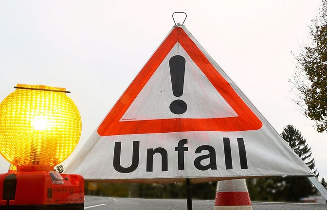 Eine Landstraße war wegen des Unfalls gesperrt (Symbolbild).<span class='image-autor'>Foto: Patrick Seeger/dpa/Patrick Seeger</span>