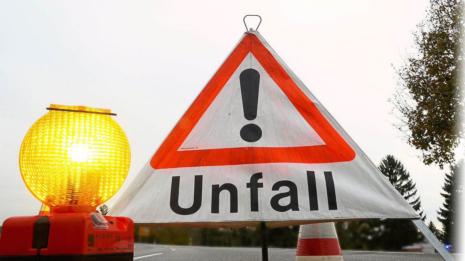 Eine Landstraße war wegen des Unfalls gesperrt (Symbolbild).Foto: Patrick Seeger/dpa/Patrick Seeger