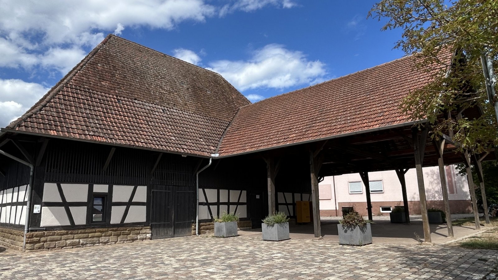 Die historische Kelter von 1789 stand ursprünglich in den Weinbergen. Die historische Kelter von 1789 stand ursprünglich in den Weinbergen.