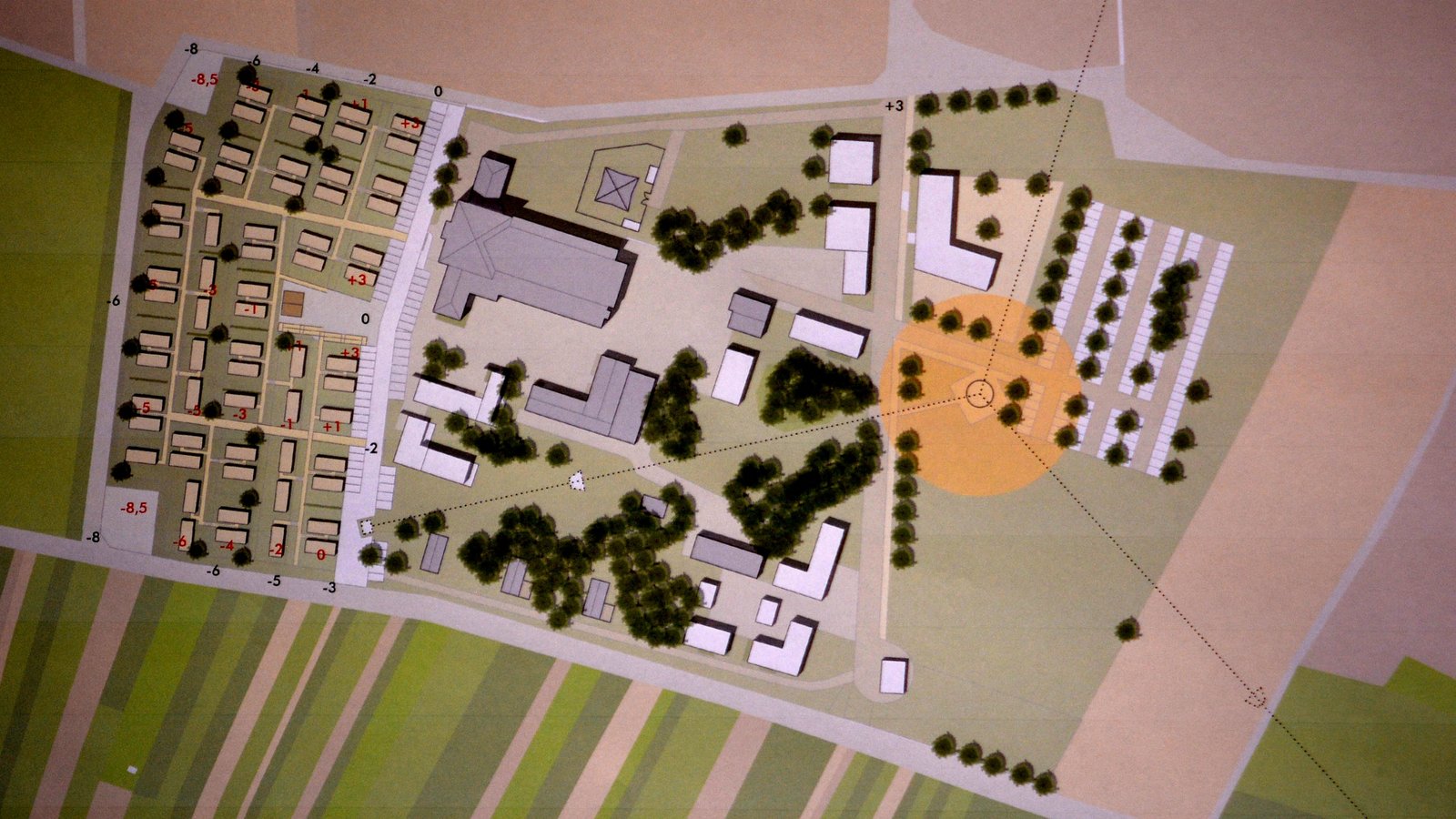Im Plan ist links die geplante Tiny-House-Siedlung eingezeichnet.  Fotos: Stahlfeld