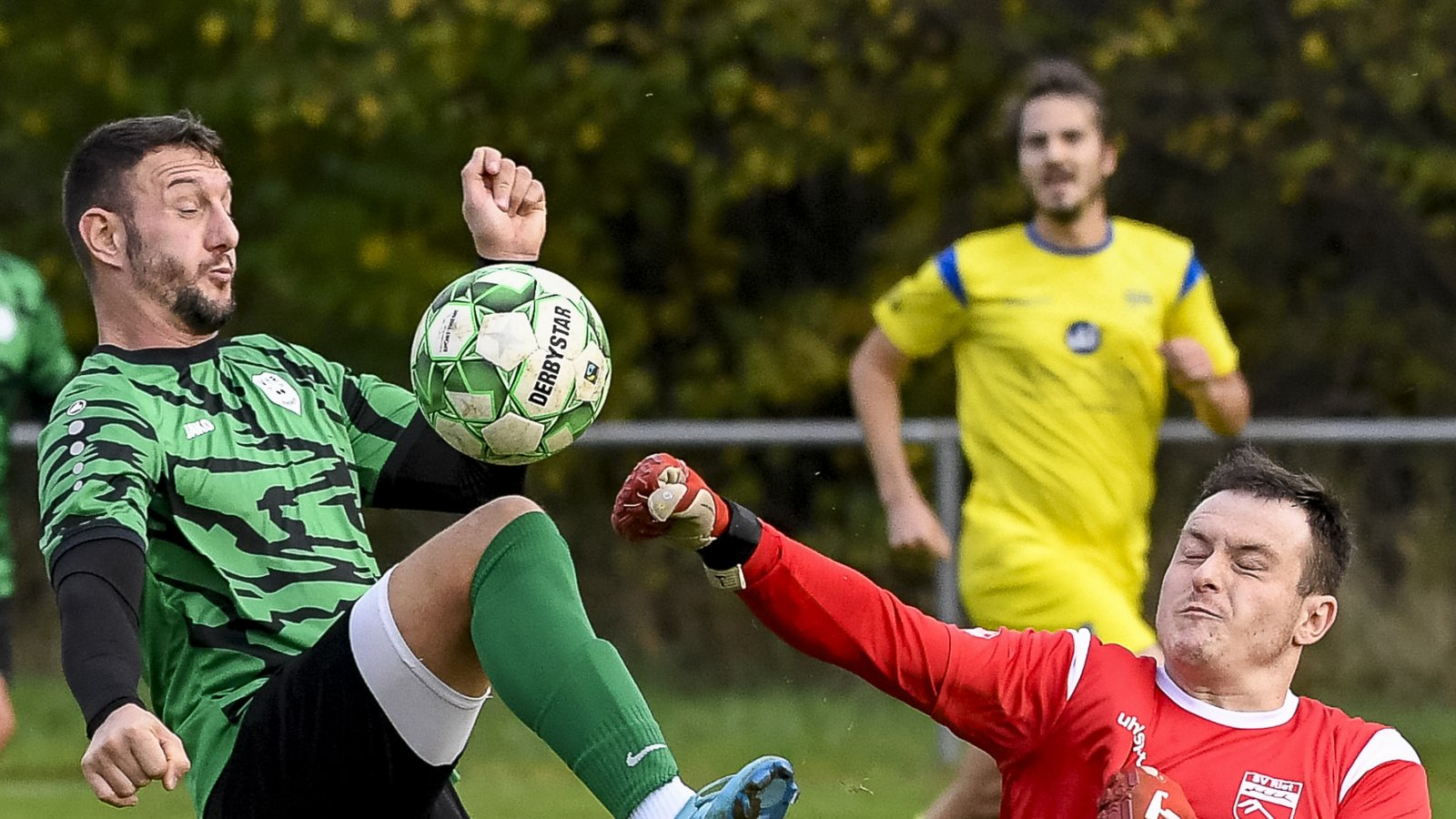 Ein Fels in der Brandung: Der Rieter Keeper Marco Massa (rechts) klärt gegen den heranstürmenden Claudio Scacchetti vom VfR Sersheim. Fotos: Leitner Ein Fels in der Brandung: Der Rieter Keeper Marco Massa (rechts) klärt gegen den heranstürmenden Claudio Scacchetti vom VfR Sersheim. Fotos: Leitner