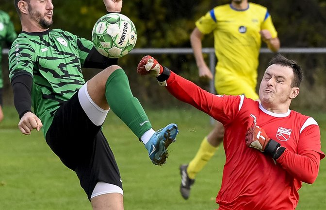 Ein Fels in der Brandung: Der Rieter Keeper Marco Massa (rechts) klärt gegen den heranstürmenden Claudio Scacchetti vom VfR Sersheim. <span class='image-autor'>Fotos: Leitner</span>