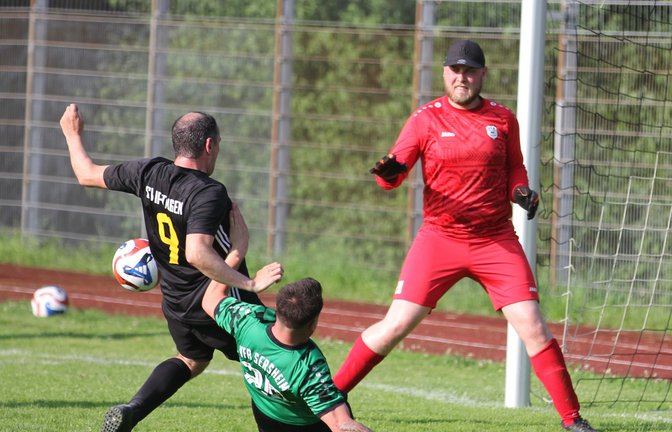 Gerade noch gerettet. Der Sersheimer Sandro Aprigliano (Mitte) verhindert mit einer Grätsche ein Gegentor. Keeper Marcel Häring muss nicht eingreifen.