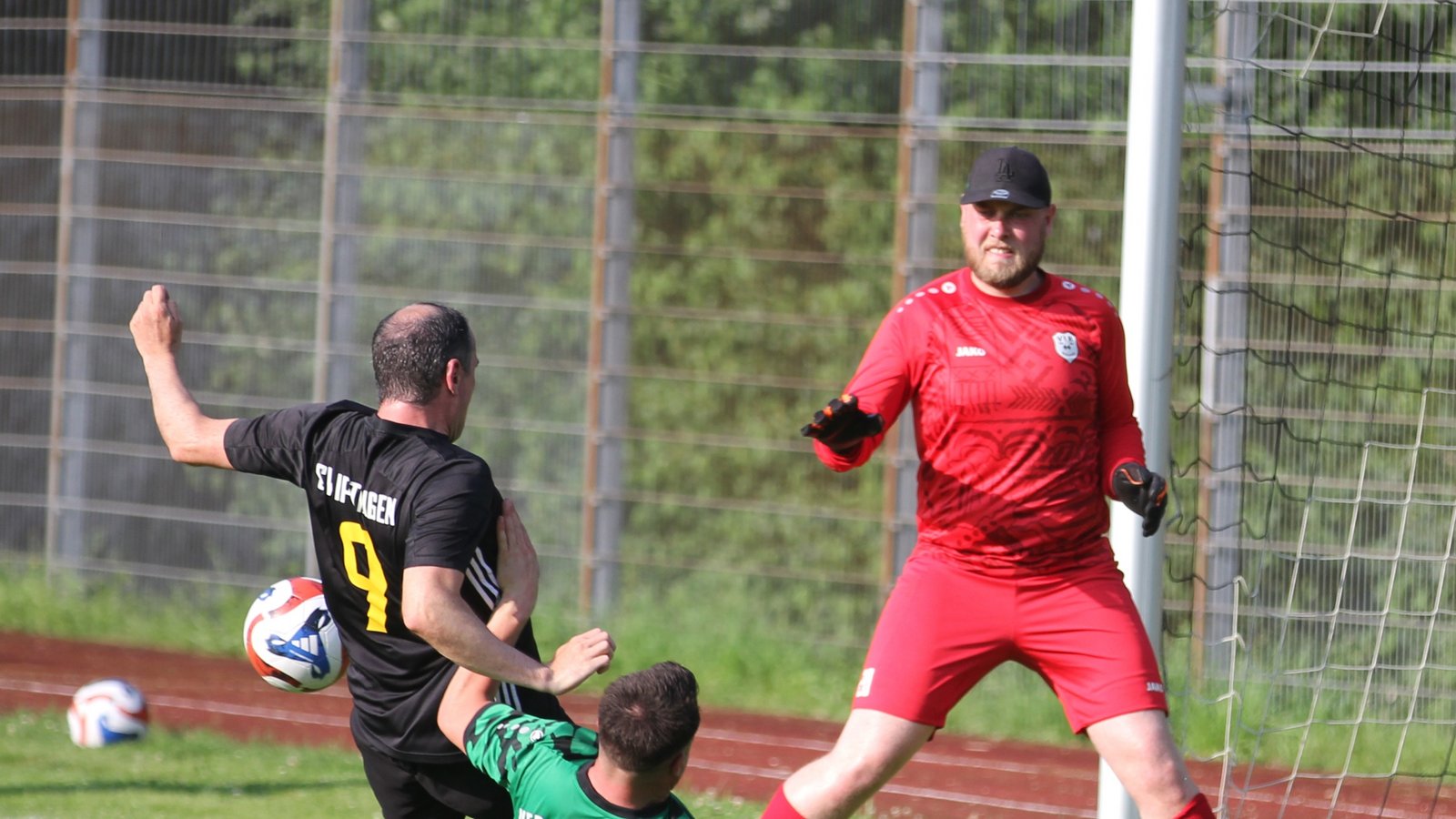 Gerade noch gerettet. Der Sersheimer Sandro Aprigliano (Mitte) verhindert mit einer Grätsche ein Gegentor. Keeper Marcel Häring muss nicht eingreifen. Gerade noch gerettet. Der Sersheimer Sandro Aprigliano (Mitte) verhindert mit einer Grätsche ein Gegentor. Keeper Marcel Häring muss nicht eingreifen.