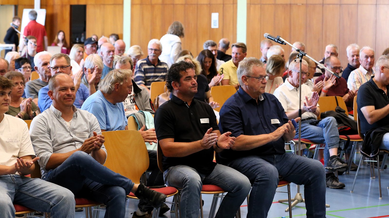 Zahlreiche Besucher, aber auch viele freie Plätze gibt es in der Hochdorfer Gemeindehalle, als dort die Einwohnerversammlung stattfindet. Eine Stunde lang werden Fragen gestellt. Fotos: Küppers Zahlreiche Besucher, aber auch viele freie Plätze gibt es in der Hochdorfer Gemeindehalle, als dort die Einwohnerversammlung stattfindet. Eine Stunde lang werden Fragen gestellt. Fotos: Küppers