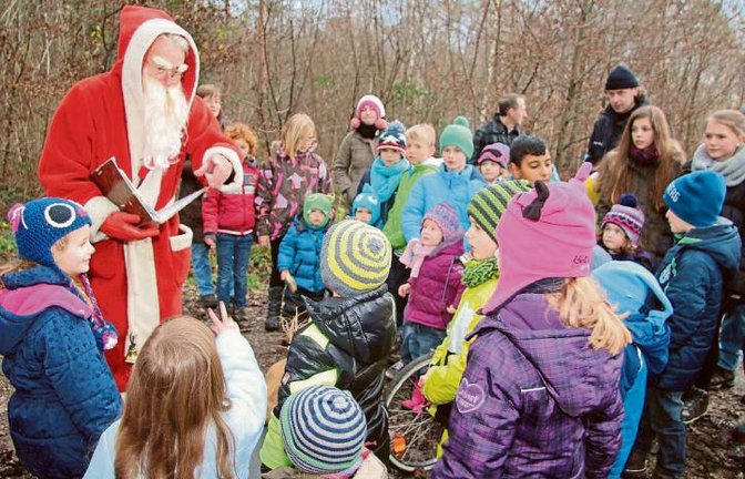 Der Nikolaus las den Kindern im Reutwald aus seinem dicken Buch vor.  Foto: Gergen