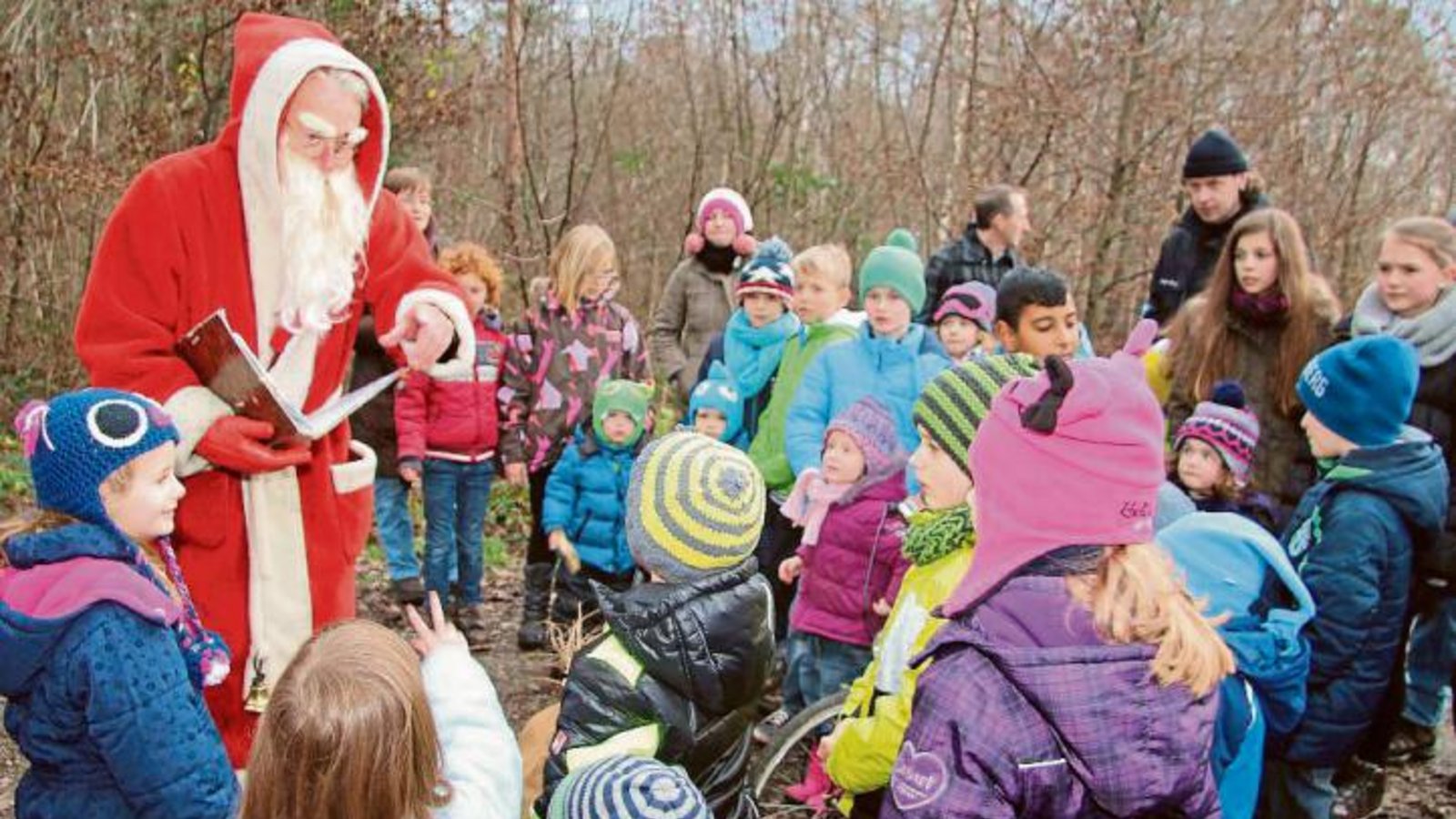 Der Nikolaus las den Kindern im Reutwald aus seinem dicken Buch vor. Foto: Gergen Der Nikolaus las den Kindern im Reutwald aus seinem dicken Buch vor. Foto: Gergen