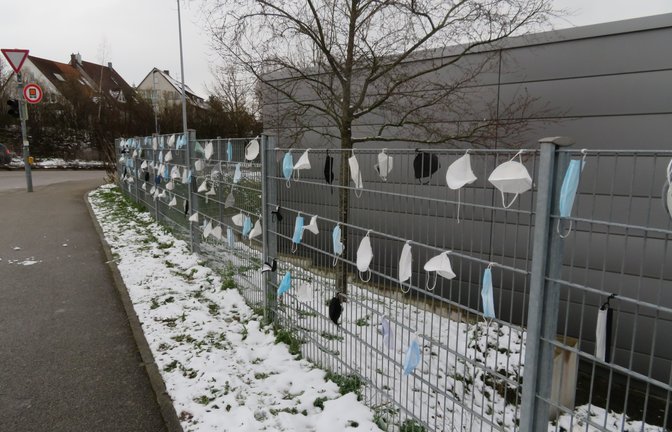 „Was schreibt man dazu?“, fragt Albert Arning zu seinem Foto, das beim Vaihinger Bauhof in der Neuen Bahnhofstraße entstanden ist. Seine Vorschläge: Einer fängt an und schon wird daraus eine „Demonstration“; Vaihinger Maskenfriedhof; Abschied von der Maske;