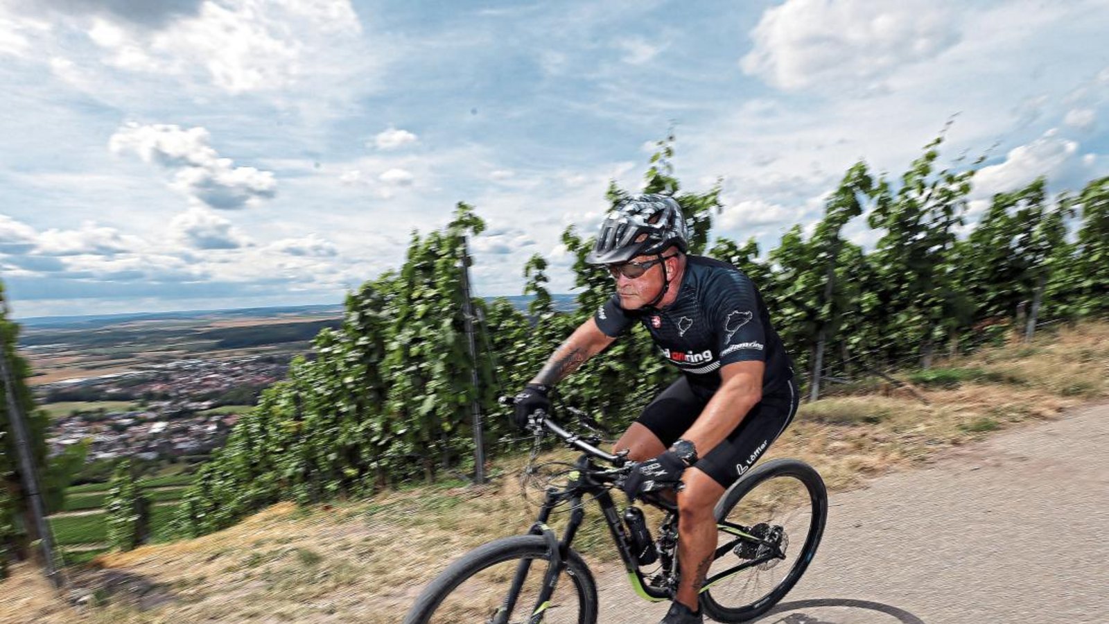 Um die Aussicht in den Weinbergen rund um Horrheim zu genießen, hatte Peter Knippel bei Rad am Ring at Home wenig Zeit. Foto: Küppers Um die Aussicht in den Weinbergen rund um Horrheim zu genießen, hatte Peter Knippel bei Rad am Ring at Home wenig Zeit. Foto: Küppers
