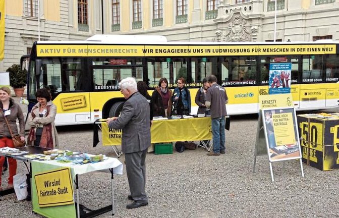 Die Ludwigsburger AI-Gruppe informiert regelmäßig mit Aktionen im öffentlichen Raum über die Menschenrechtslage in aller Welt.  Fotos: p