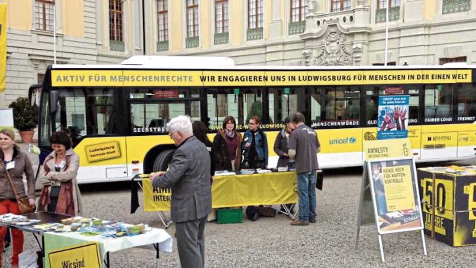 Die Ludwigsburger AI-Gruppe informiert regelmäßig mit Aktionen im öffentlichen Raum über die Menschenrechtslage in aller Welt.  Fotos: p
