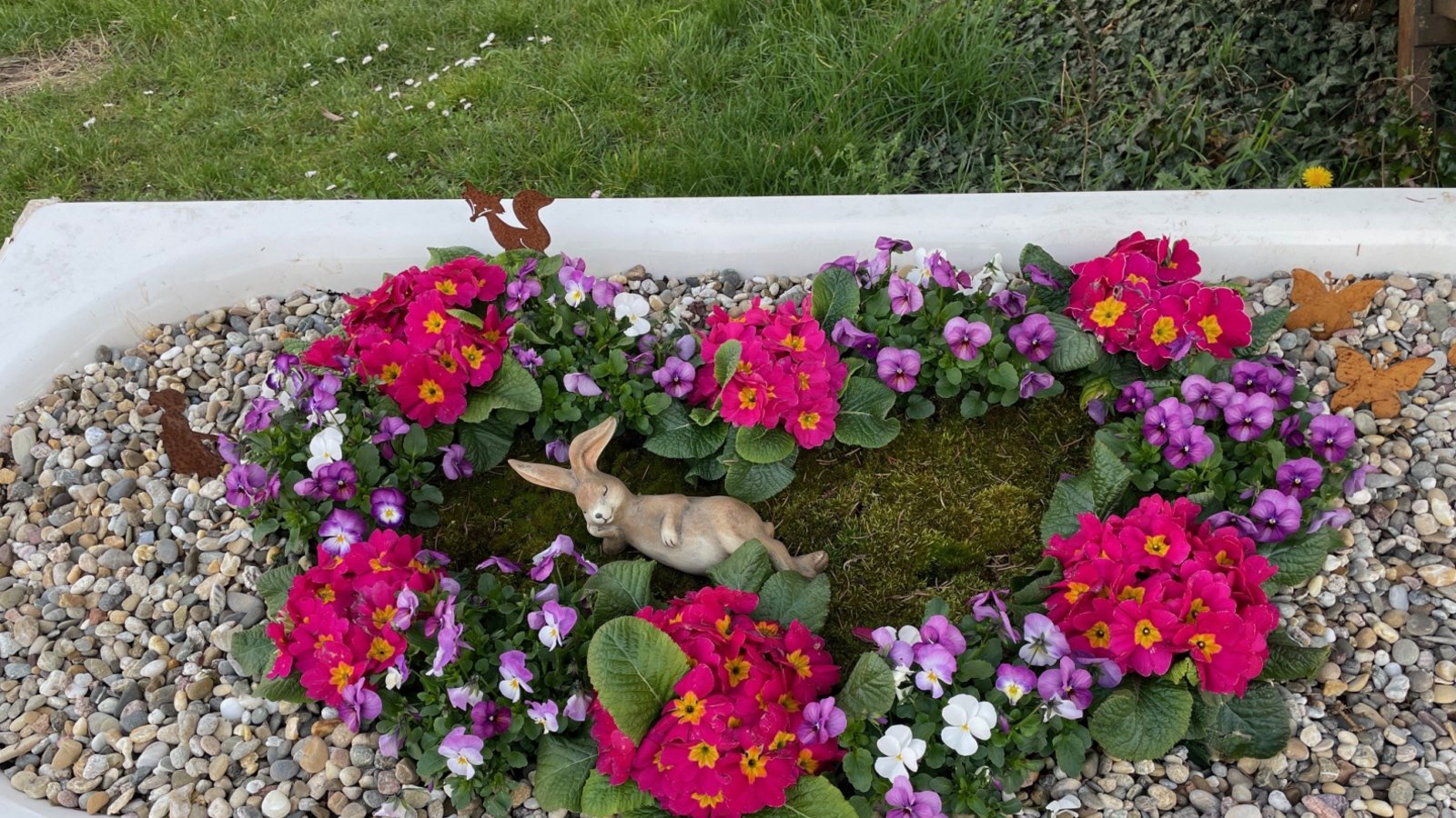 Da ruht sich in Ensingen der Osterhase aus, bevor der Ostertrubel richtig losgeht. Fotografiert von Klaus-Peter Hilgers. Da ruht sich in Ensingen der Osterhase aus, bevor der Ostertrubel richtig losgeht. Fotografiert von Klaus-Peter Hilgers.