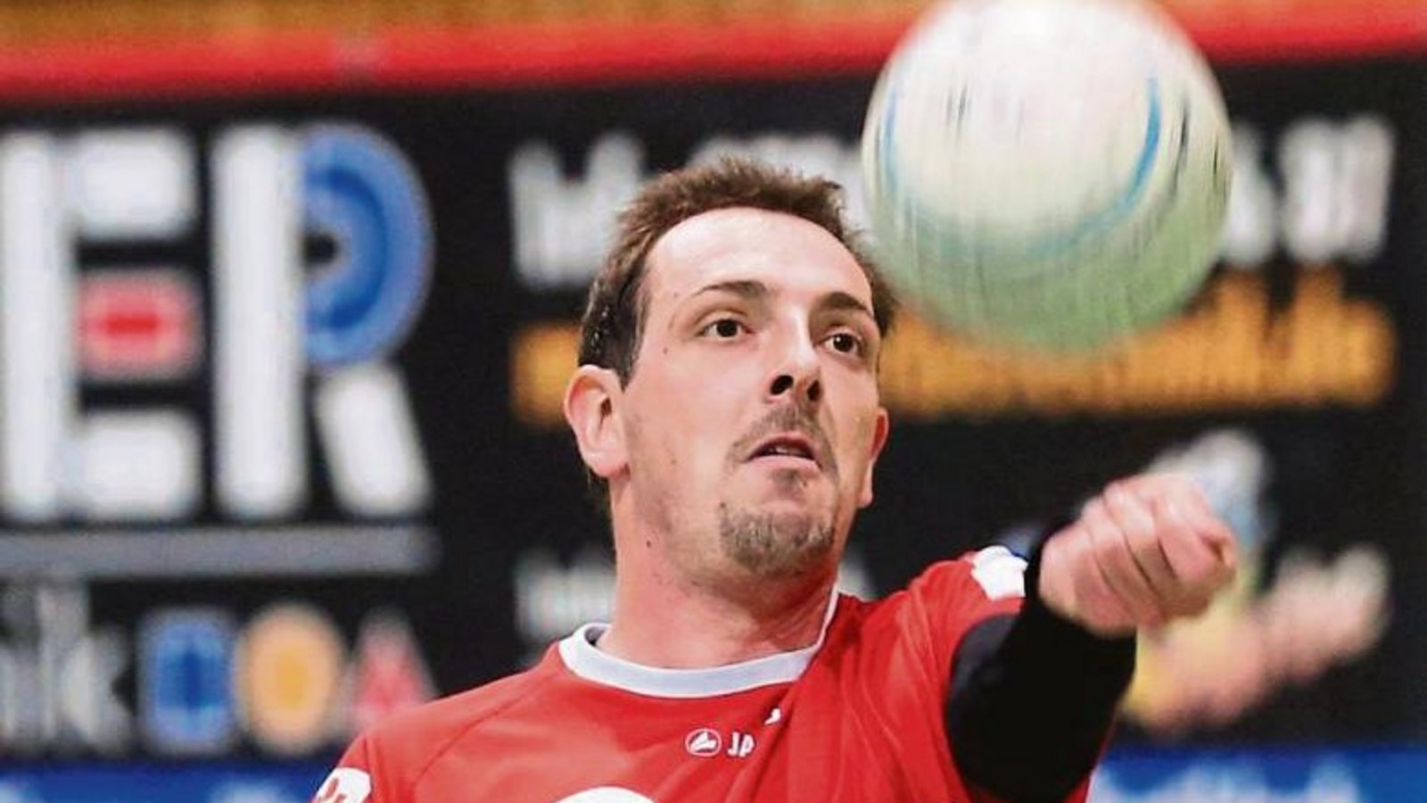 Beim TVV in dieser Saison hauptsächlich für die Angaben, manchmal aber auch fürs Zuspiel zuständig: Schlagmann Marc Krüger Foto: Küppers