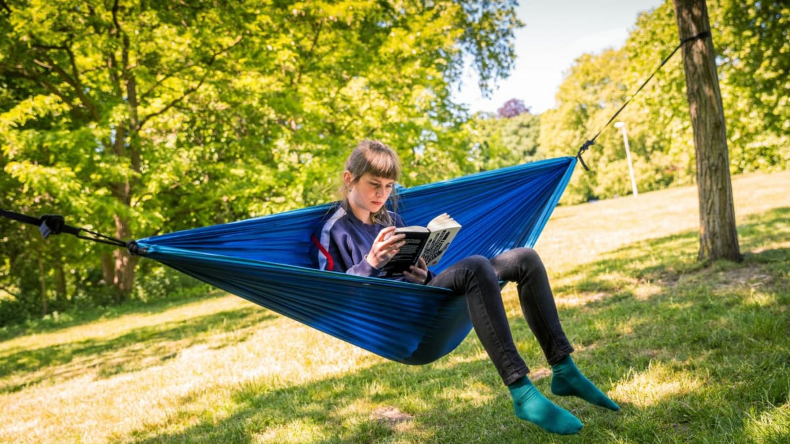 Schönste Ferienbeschäftigung: Lesen? Das wollen zumindest Reiseanbieter unterstützen. Doch für die jüngere Generation sehen die Zahlen ganz anders aus.Moritz Frankenberg/picture alliance/dpa Schönste Ferienbeschäftigung: Lesen? Das wollen zumindest Reiseanbieter unterstützen. Doch für die jüngere Generation sehen die Zahlen ganz anders aus.Moritz Frankenberg/picture alliance/dpa