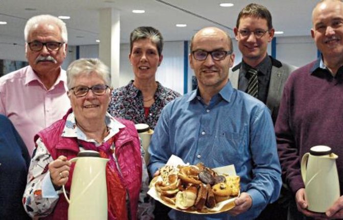 Helga (v. l.) und Martin Schöneck, Brunhilde Fink, Carmen Müller, Bürgermeister Harald Eiberger, Pastor Markus Kersten und Reiner Müller empfingen die Gäste im Illinger Rathaus.  Foto: Filitz