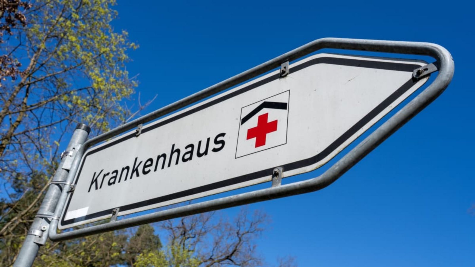 Die Krankenhäuser in Deutschland erhalten von den Bundesländern zu wenig Geld, um notwendige Investitionen zu finanzieren. Sie sparen deshalb an der Behandlung der Patienten.Soeren Stache/dpa Die Krankenhäuser in Deutschland erhalten von den Bundesländern zu wenig Geld, um notwendige Investitionen zu finanzieren. Sie sparen deshalb an der Behandlung der Patienten.Soeren Stache/dpa