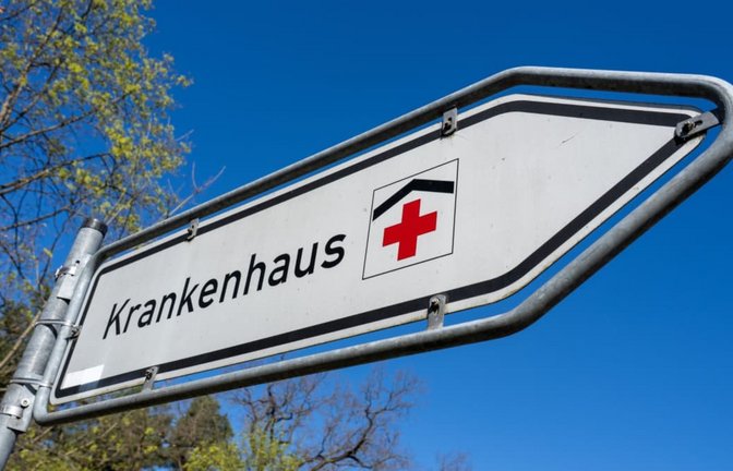 Die Krankenhäuser in Deutschland erhalten von den Bundesländern zu wenig Geld, um notwendige Investitionen zu finanzieren. Sie sparen deshalb an der Behandlung der Patienten.<span class='image-autor'>Soeren Stache/dpa</span>