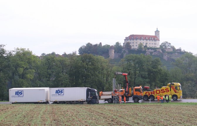 Vollsperrung gestern Morgen auf der Bundesstraße 10: Zwischen Seemühle und Abzweig Aurich war ein Lkw laut Polizei von der Straße gerutscht. Ein Abschlepper musste den Laster aus dem Bankett ziehen. Das dauerte, da der regennasse Untergrund aufgeweicht war. Zwischen circa 9 und 11 Uhr war die B 10 auf dem Abschnitt in beide Richtungen gesperrt. Auf der Umleitung durch Vaihingen staute es sich zeitweise. Aus bislang ungeklärter Ursache war nach Polizeiangaben am frühen Mittwochmorgen gegen 4.55 Uhr ein 38-jähriger Lkw-Fahrer mit seinem Gespann nach rechts von der Fahrbahn abgekommen. Da sich der Lkw im Grünstreifen festgefahren hatte, mussten für die Bergung durch den Abschleppdienst mehrere Schilder demontiert und die Fahrbahn in beide Richtungen voll gesperrt werden. An dem Lkw entstand ein Schaden von rund 6000 Euro. <span class='image-autor'>Foto: Rücker</span>