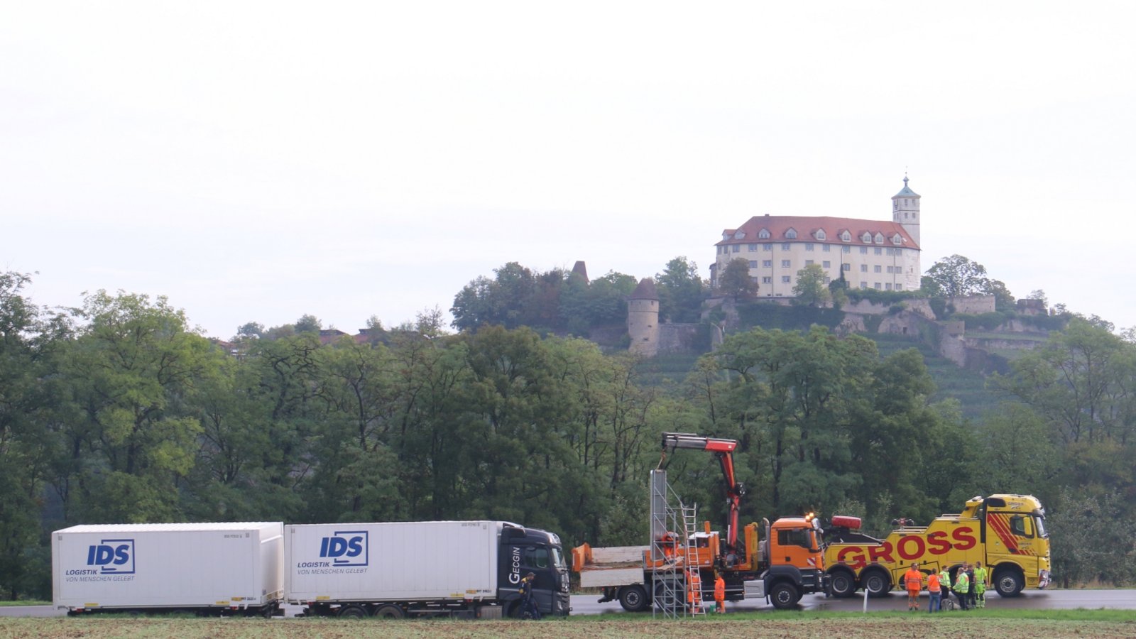 Vollsperrung gestern Morgen auf der Bundesstraße 10: Zwischen Seemühle und Abzweig Aurich war ein Lkw laut Polizei von der Straße gerutscht. Ein Abschlepper musste den Laster aus dem Bankett ziehen. Das dauerte, da der regennasse Untergrund aufgeweicht war. Zwischen circa 9 und 11 Uhr war die B 10 auf dem Abschnitt in beide Richtungen gesperrt. Auf der Umleitung durch Vaihingen staute es sich zeitweise. Aus bislang ungeklärter Ursache war nach Polizeiangaben am frühen Mittwochmorgen gegen 4.55 Uhr ein 38-jähriger Lkw-Fahrer mit seinem Gespann nach rechts von der Fahrbahn abgekommen. Da sich der Lkw im Grünstreifen festgefahren hatte, mussten für die Bergung durch den Abschleppdienst mehrere Schilder demontiert und die Fahrbahn in beide Richtungen voll gesperrt werden. An dem Lkw entstand ein Schaden von rund 6000 Euro. Foto: Rücker