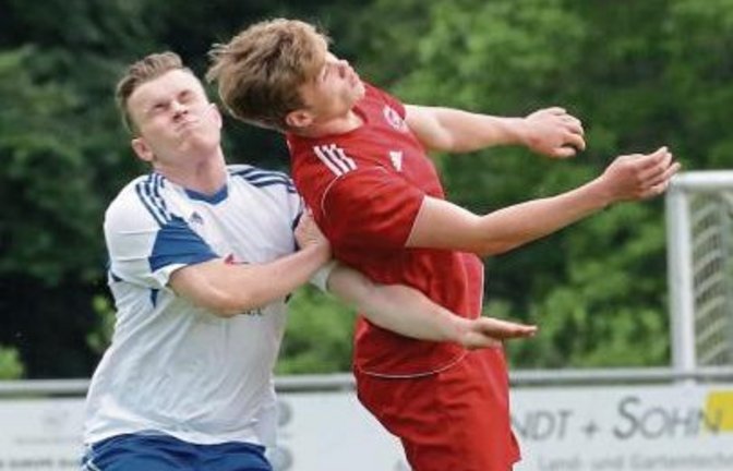 Hoch hinaus wollten die Illinger A-Junioren (rechts Christian Spechtenhauser) schon kürzlich beim Pfingstturnier. Foto: Küppers