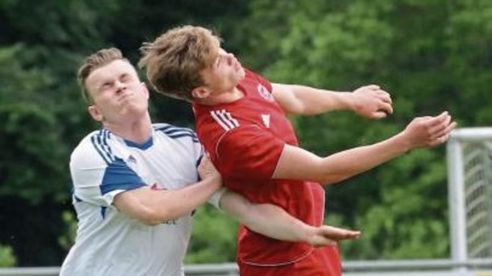 Hoch hinaus wollten die Illinger A-Junioren (rechts Christian Spechtenhauser) schon kürzlich beim Pfingstturnier. Foto: Küppers Hoch hinaus wollten die Illinger A-Junioren (rechts Christian Spechtenhauser) schon kürzlich beim Pfingstturnier. Foto: Küppers