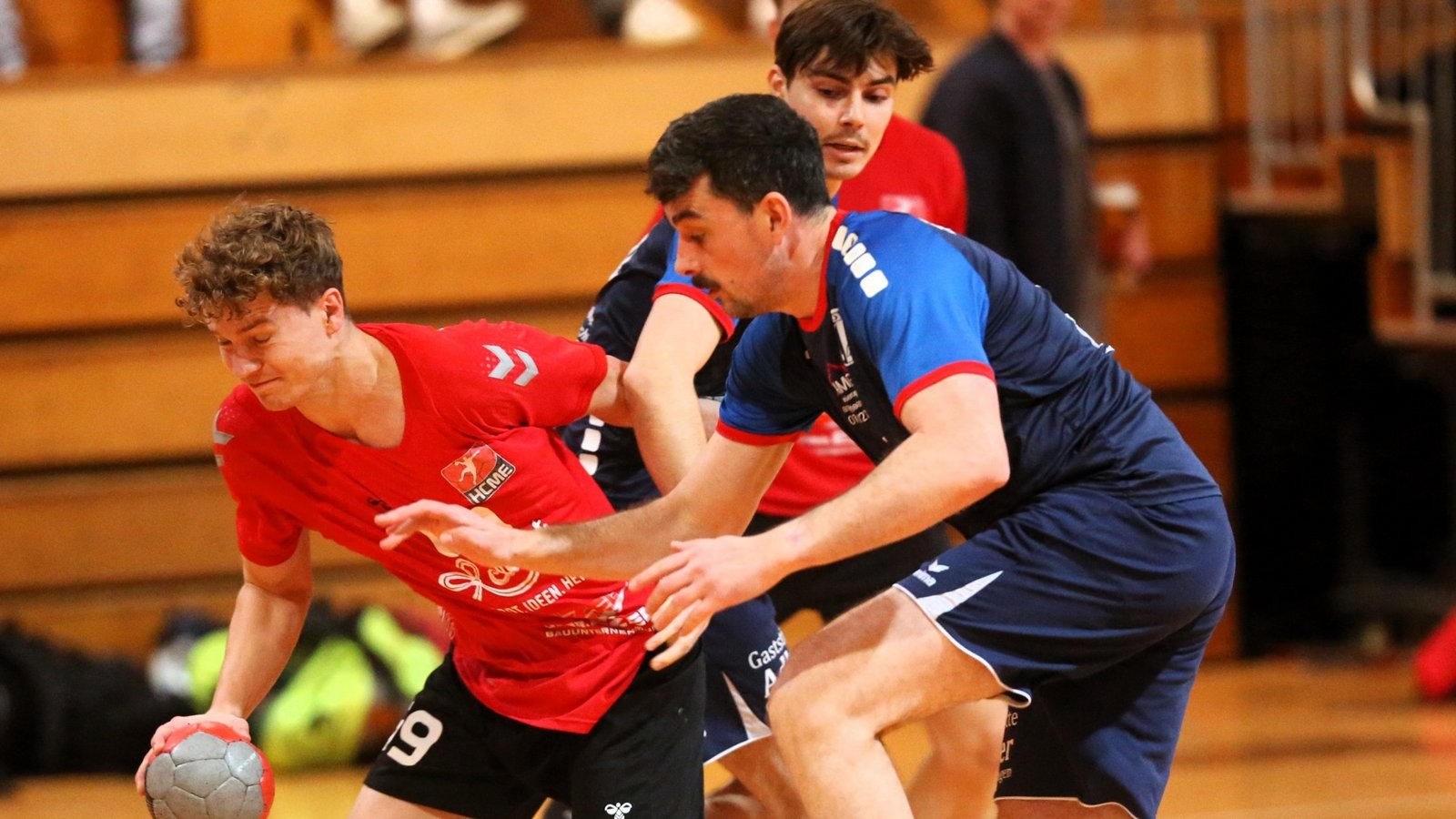 Silas Auchter (links) vom HCME mogelt sich im Derby an Jan Gergen vom TSV Oberriexingen vorbei. Foto: Küppers