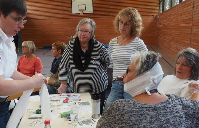 Die Versorgung von Verletzten wird geübt.  p