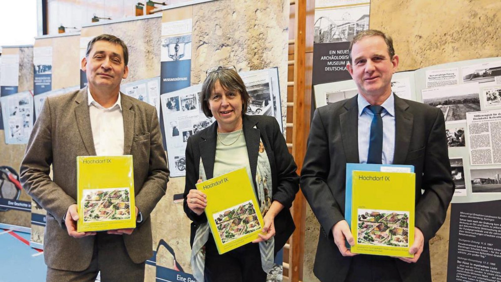 Buchpräsentation in Erinnerung an Jörg Biel, der die Ausgrabung des keltischen Fürstengrabs von Hochdorf geleitet hat (von links): Claus Wolf, der Präsident des Landesamts für Denkmalpflege, Simone Stork, die Leiterin des Keltenmuseums und Landesarchäologe Dirk Krausse. Foto: Küppers