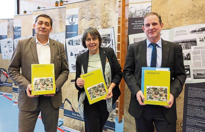 Buchpräsentation in Erinnerung an Jörg Biel, der die Ausgrabung des keltischen Fürstengrabs von Hochdorf geleitet hat (von links): Claus Wolf, der Präsident des Landesamts für Denkmalpflege, Simone Stork, die Leiterin des Keltenmuseums und Landesarchäologe Dirk Krausse. Foto: Küppers