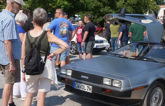 Ein filmbekannter DeLorean DMC-12 präsentiert sich mit geöffneten Flügeltüren.