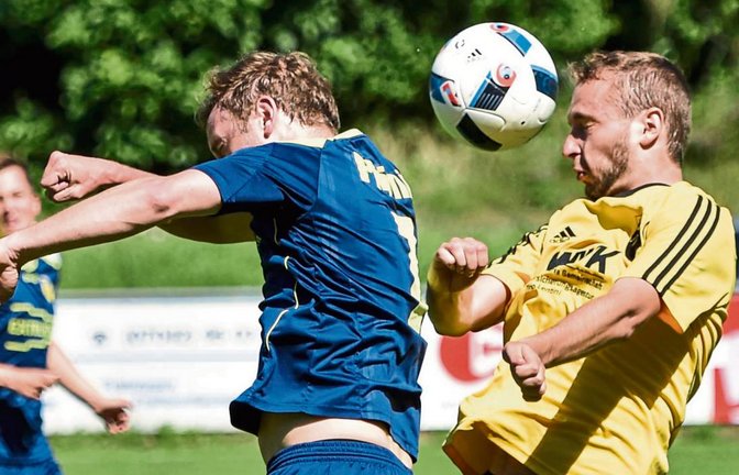Riets Heiko Dieterle (rechts) gewinnt das Kopfballduell gegen Lomersheims Sören Christofori.  Foto: Leitner