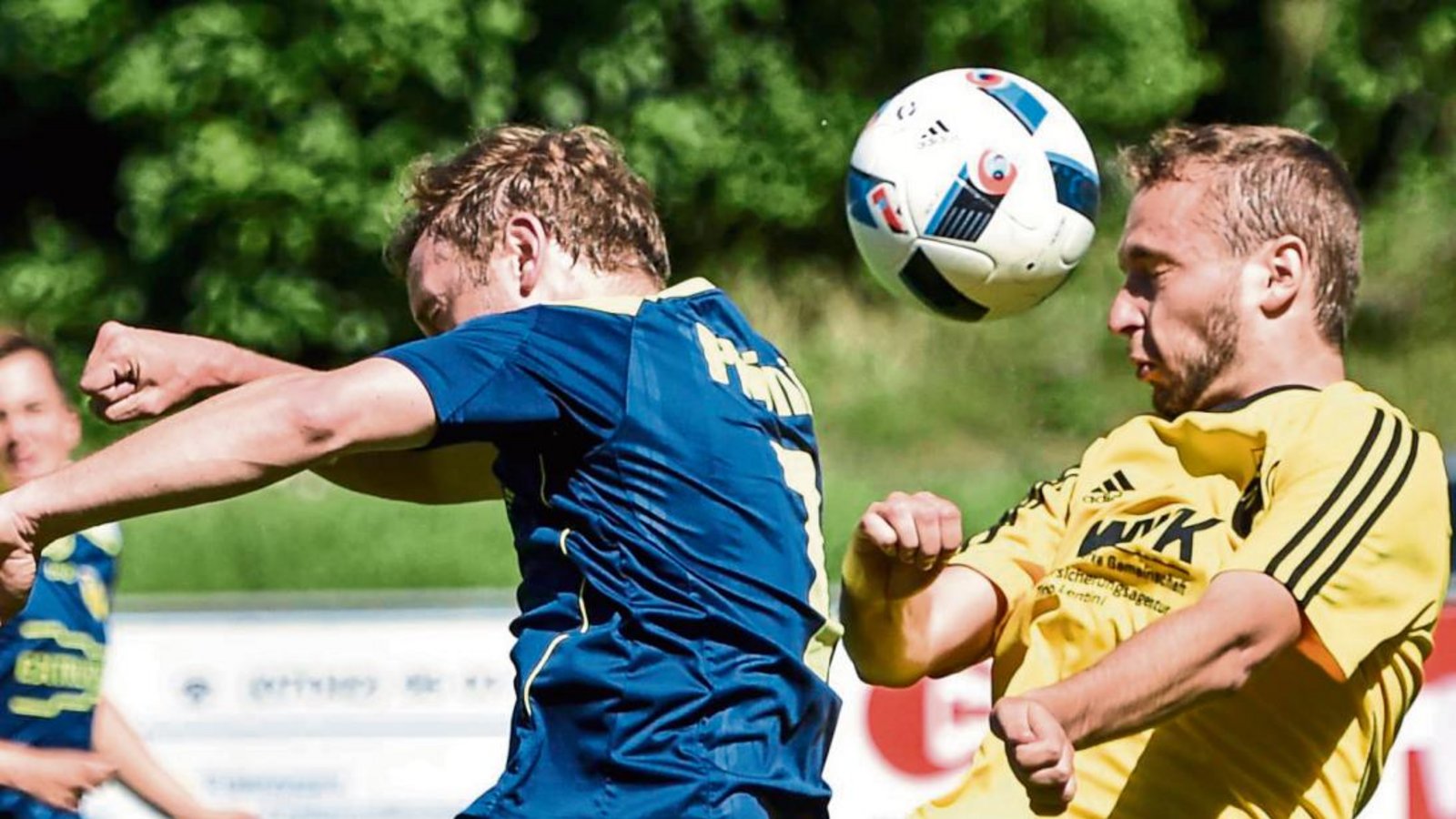 Riets Heiko Dieterle (rechts) gewinnt das Kopfballduell gegen Lomersheims Sören Christofori. Foto: Leitner Riets Heiko Dieterle (rechts) gewinnt das Kopfballduell gegen Lomersheims Sören Christofori. Foto: Leitner