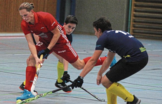 Jeremias Mang (Mitte) sorgte mit zwei Treffern dafür, dass der Bietigheimer HTC mit 3:0 gegen den TSV Ludwigsburg führte. Foto: Nachreiner