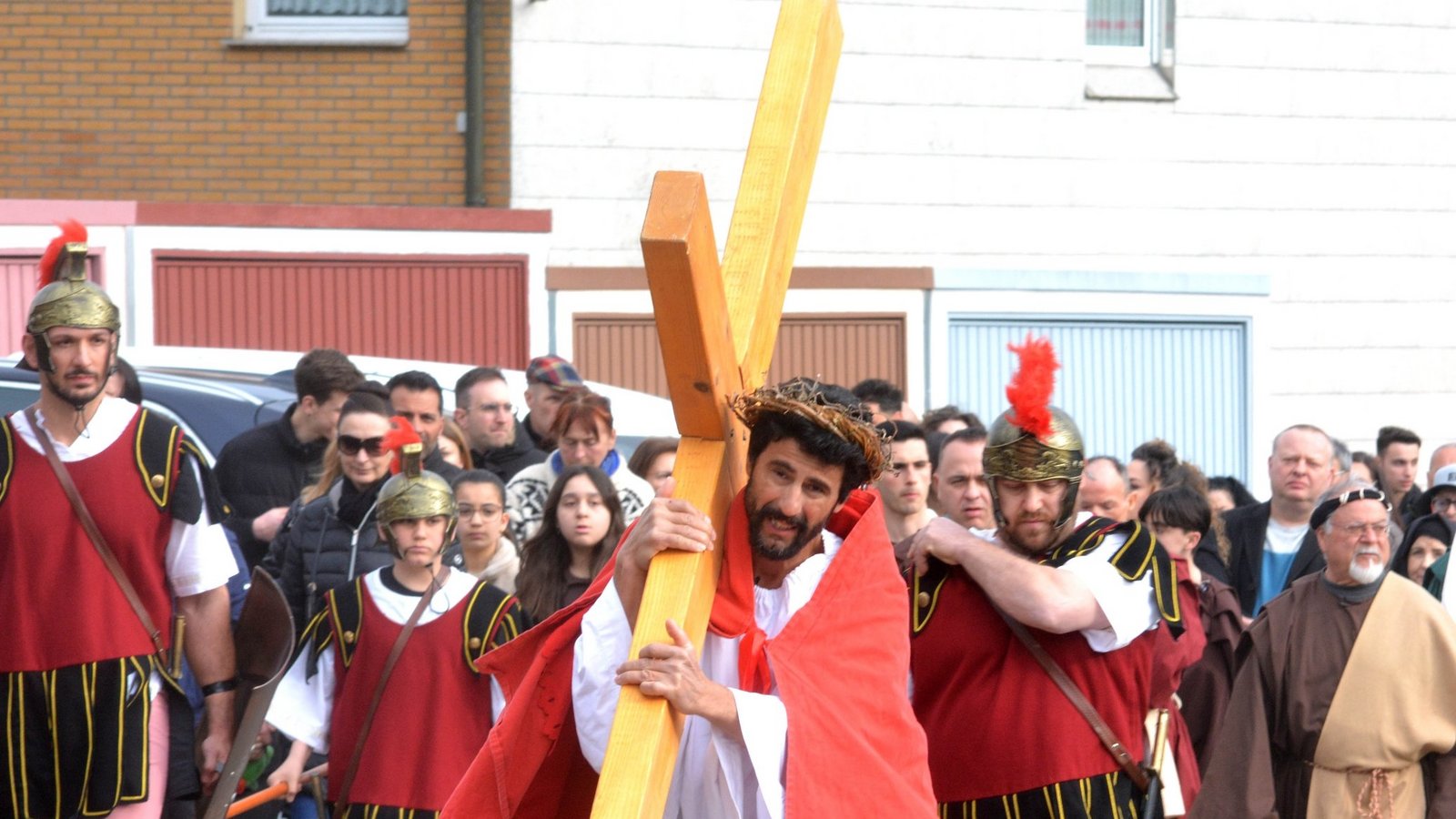 Giuseppe Bonsignore trägt als Jesus das Kreuz. Foto: Stahlfeld Giuseppe Bonsignore trägt als Jesus das Kreuz. Foto: Stahlfeld