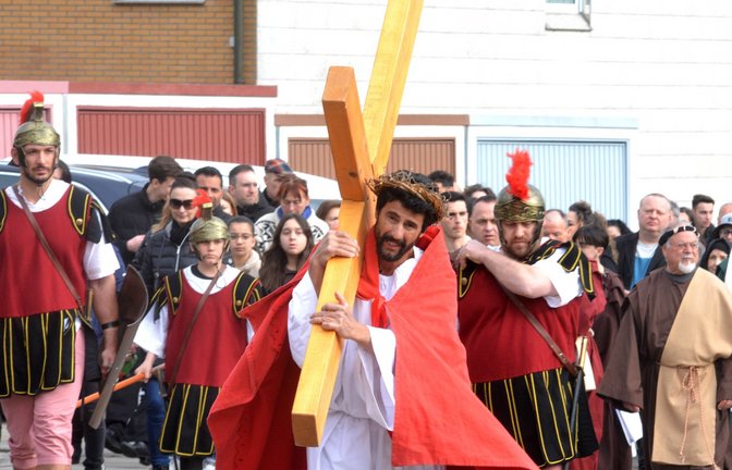 Giuseppe Bonsignore trägt als Jesus das Kreuz. Foto: Stahlfeld
