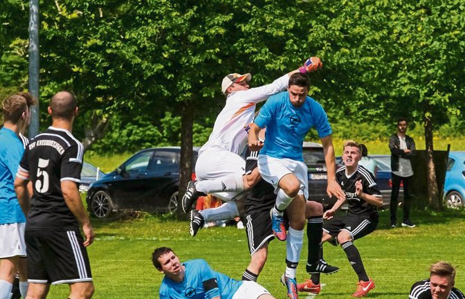 Christian Mayer (TSV Unterriexingen) im Kopfballduell mit dem Häfnerhaslacher Maik Kheim. Foto: Simecek