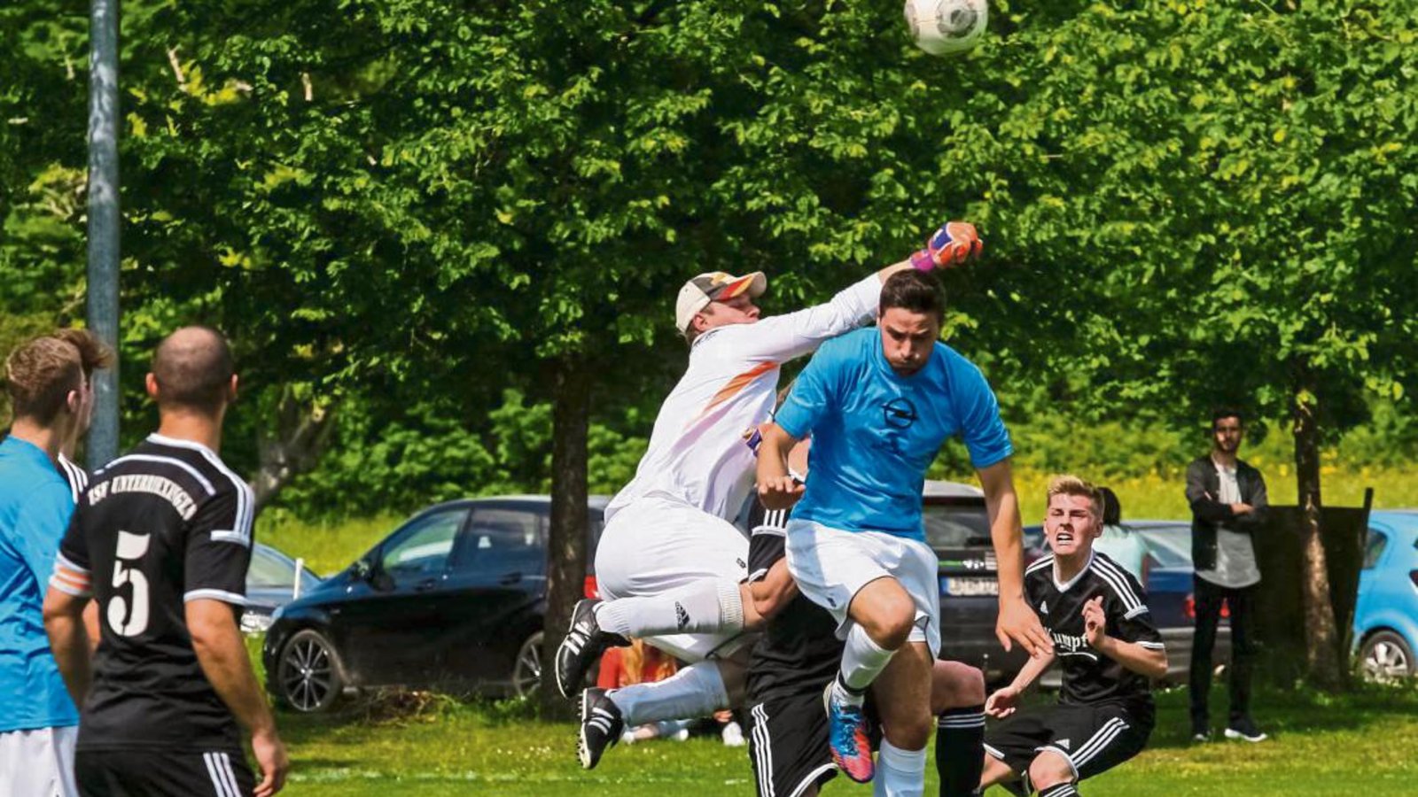 Christian Mayer (TSV Unterriexingen) im Kopfballduell mit dem Häfnerhaslacher Maik Kheim. Foto: Simecek Christian Mayer (TSV Unterriexingen) im Kopfballduell mit dem Häfnerhaslacher Maik Kheim. Foto: Simecek