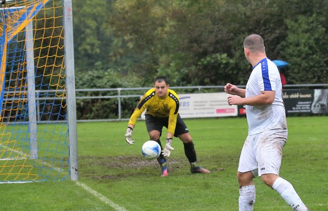Joni Rodrigues Marques ist längst unter die Bande gerutscht, als der Ball über Alexandru-Robert Kozma und Leon Berner ins Tor prallt. <span class='image-autor'>Foto: Küppers</span>