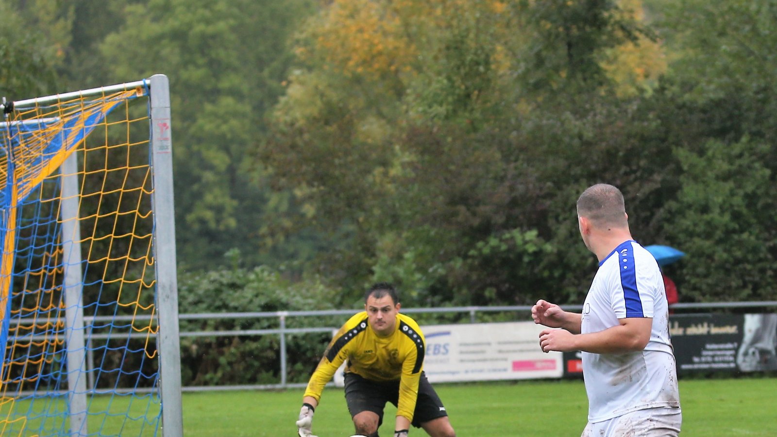 Joni Rodrigues Marques ist längst unter die Bande gerutscht, als der Ball über Alexandru-Robert Kozma und Leon Berner ins Tor prallt. Foto: Küppers Joni Rodrigues Marques ist längst unter die Bande gerutscht, als der Ball über Alexandru-Robert Kozma und Leon Berner ins Tor prallt. Foto: Küppers