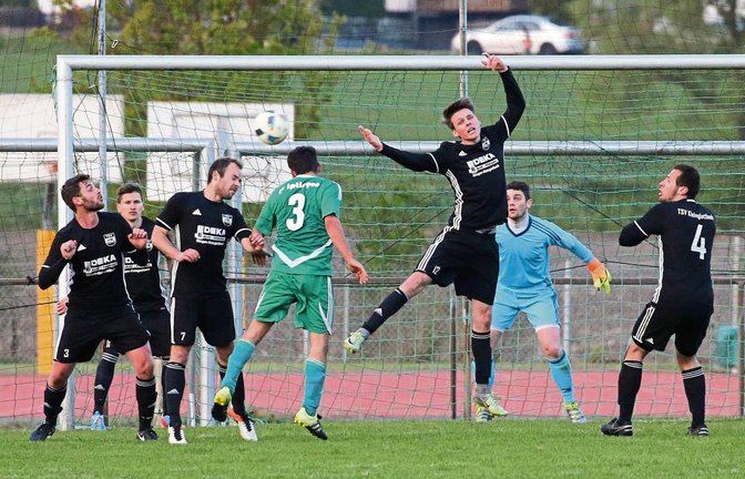Beim Stand von 0:1 köpft Matthias Knapp (Nummer drei) den Ball nach einem Standard über das Kleinglattbacher Tor. Foto: Küppers
