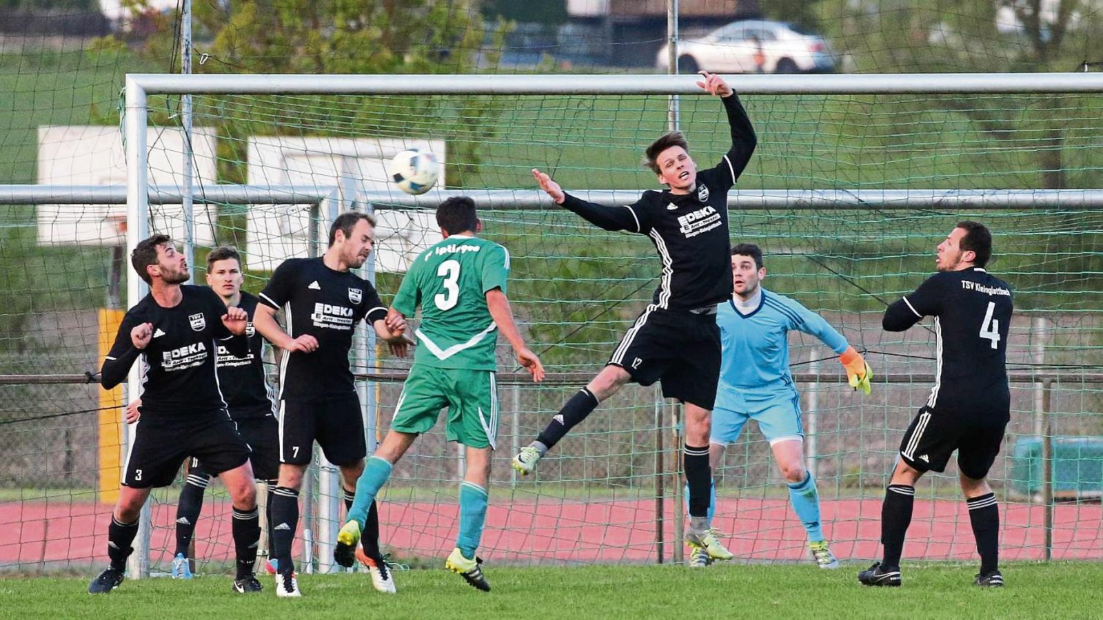 Beim Stand von 0:1 köpft Matthias Knapp (Nummer drei) den Ball nach einem Standard über das Kleinglattbacher Tor. Foto: Küppers Beim Stand von 0:1 köpft Matthias Knapp (Nummer drei) den Ball nach einem Standard über das Kleinglattbacher Tor. Foto: Küppers
