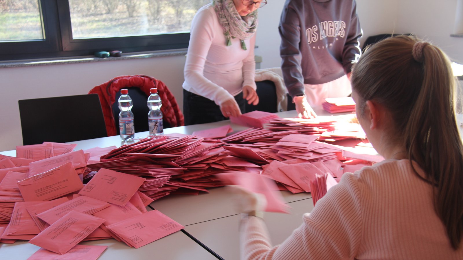 Mehr als 60 Wahlhelferinnen und Wahlhelfer zählen in der Vaihinger Feuerwehr die eingegangenen Briefwahlunterlagen. Foto: Kauer