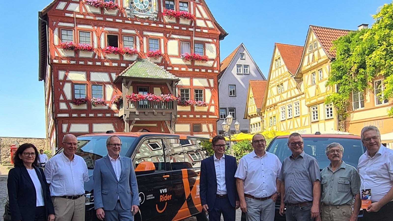 Gruppenbild mit Bussen vor dem Besigheimer Rathaus (von links): Birgit Stoib (Friedrich Müller Omnibus Verkehre), Bürgermeister Martin Bernhard (Tamm), Erster Landesbeamte Jürgen Vogt, Bürgermeister Florian Bargmann (Besigheim), Bürgermeister Uwe Seibold (Kirchheim), Bürgermeister Jörg Frauhammer (Gemmrigheim), stellvertretender Bürgermeister Wilhelm Weiss (Walheim) und VVS-Geschäftsführer Thomas Hachenberger. Foto: Kauer Gruppenbild mit Bussen vor dem Besigheimer Rathaus (von links): Birgit Stoib (Friedrich Müller Omnibus Verkehre), Bürgermeister Martin Bernhard (Tamm), Erster Landesbeamte Jürgen Vogt, Bürgermeister Florian Bargmann (Besigheim), Bürgermeister Uwe Seibold (Kirchheim), Bürgermeister Jörg Frauhammer (Gemmrigheim), stellvertretender Bürgermeister Wilhelm Weiss (Walheim) und VVS-Geschäftsführer Thomas Hachenberger. Foto: Kauer